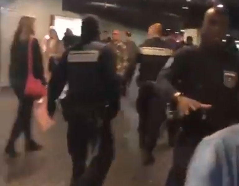 Un usager filme police se fait insulter puis expulser du metro