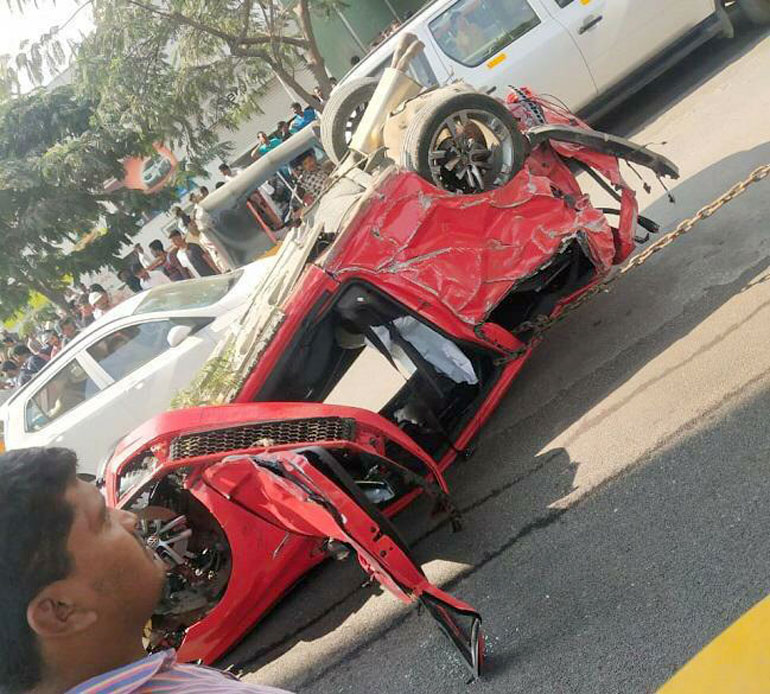 Une voiture folle chute d un pont apres avoir provoquer un accident