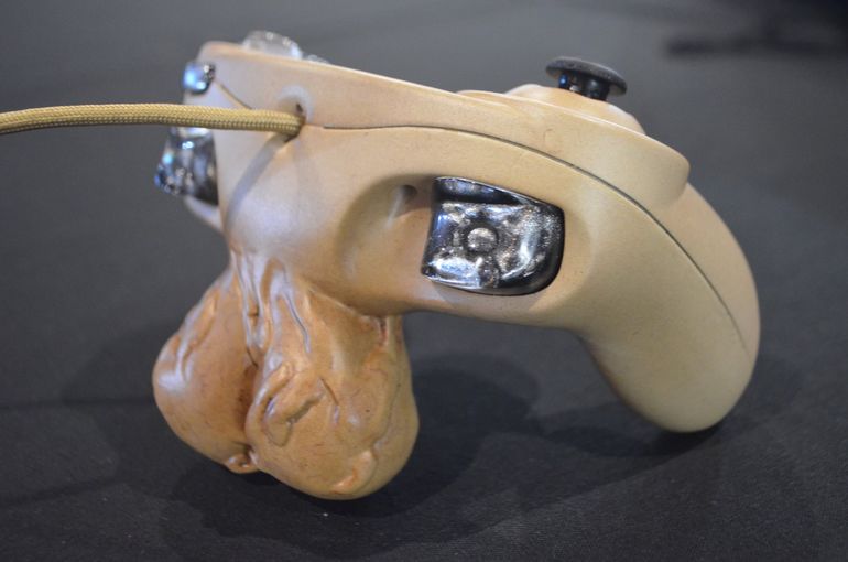 Manette GameCube avec une paire de couilles